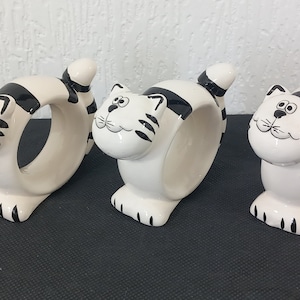 3er Set Vintage französische handbemalte Keramik Servietten- / Serviettenringe als Katzen