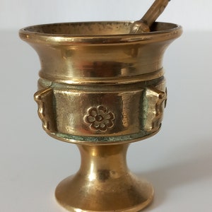 vintage French small solid brass mortar and pestle / kitchen utensils / spice grinder