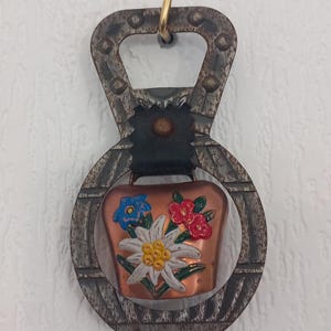 Cencerro/adorno decorativo pequeño vintage suizo de cobre y metal pintado a mano