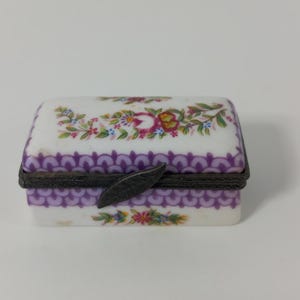 P## Collectable vintage French porcelain pill box / Trinket box / French décor