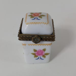 P## Collectable vintage French porcelain pill box / Trinket box / French décor
