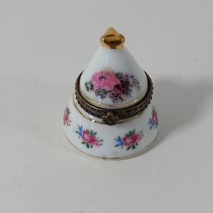 P## Collectable vintage French porcelain pill box / Trinket box / French décor