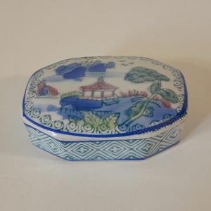 P## vintage porcelain lidded Trinket box / Jewellery box