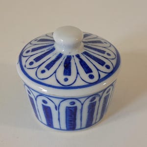 P## vintage porcelain lidded Trinket box / Jewellery box