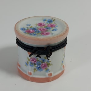 p## Collectable vintage French Porcelain trinket box / pill box / ornament