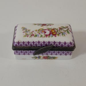 p## Collectable vintage French shaped pill box / trinket box / ornament