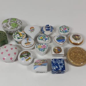 Collectable Lot of 17 vintage mainly French porcelain pill boxes / trinket boxes / ornaments