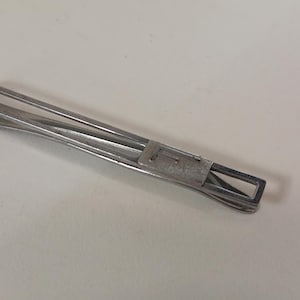 Pino de gravata / prendedor de gravata de metal prateado francês vintage