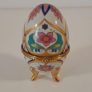 P## Collectable vintage French porcelain egg shaped pill box / trinket box / ornament