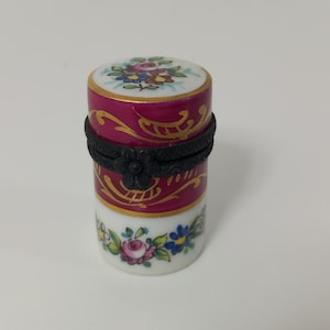 P## Collectable vintage French Porcelain trinket box / pill box / ornament