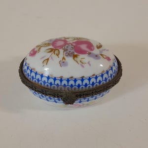 P## Collectable vintage French porcelain pill box / Trinket box / French décor