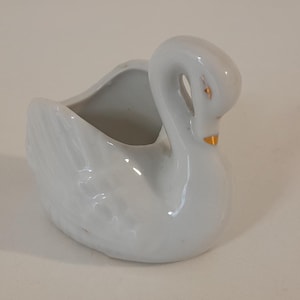 Vintage französisches Porzellan kleine Schwanenförmige Schmuckschale / Ornament / Salzstreuer