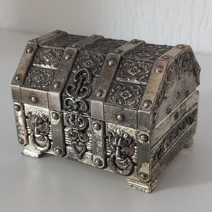 vintage rectangle shaped silver coloured metal Trinket / jewellery box