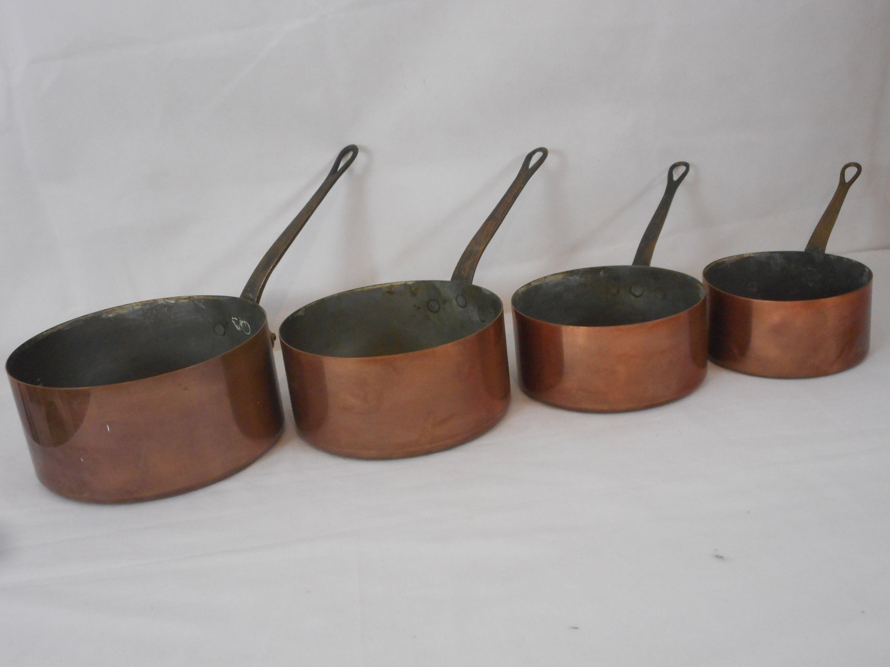 Ensemble de 4 Casseroles en Cuivre Estampées Vintage Français avec Poignées Laiton Cuisine/Ustensile