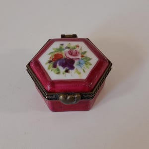 P## Collectable vintage French porcelain pill box / Trinket box / French décor