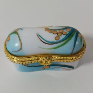 P## Collectable vintage French porcelain pill box / Trinket box / French décor