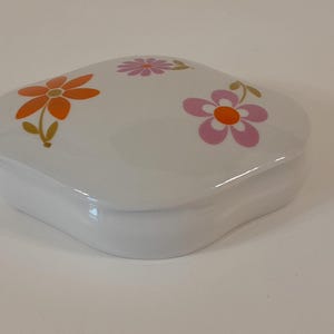 collectable vintage French Limoges porcelain lidded trinket box / jewellery box