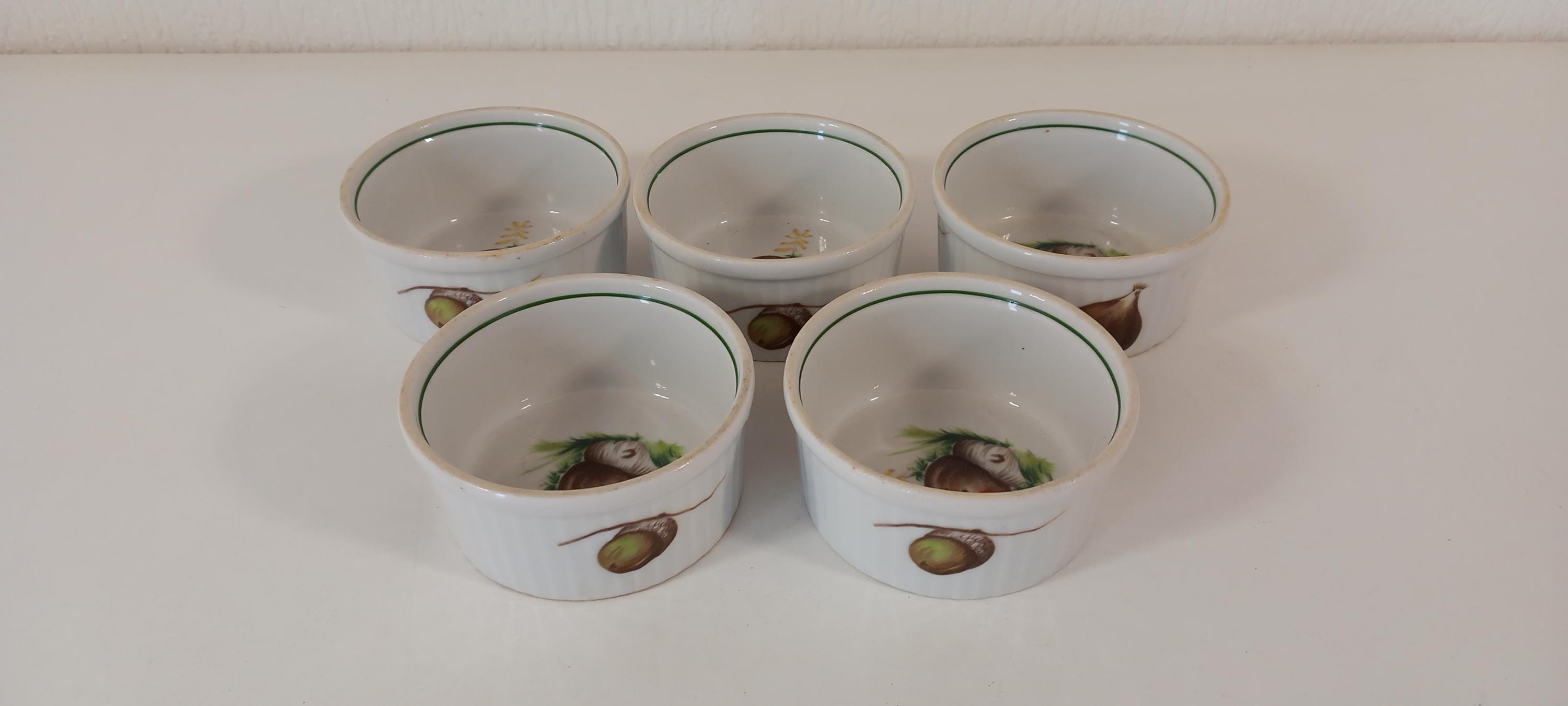 set van 5 vintage Franse keramische vormpjes / keukengerei / ovenschalen