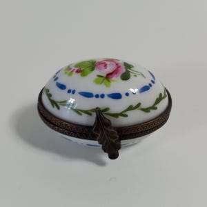 P## Collectable vintage French porcelain trinket box / pill box / ornament