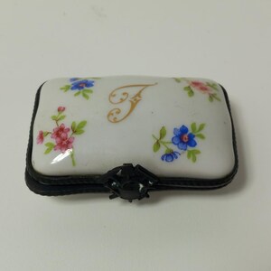 P## Collectable vintage French Porcelain trinket box / pill box / ornament