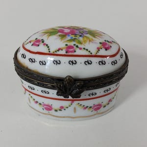 P## Collectable vintage French porcelain trinket box / Pill box
