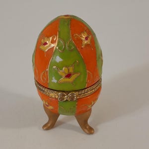 P## Collectable vintage French porcelain pill box / Trinket box / French décor