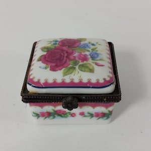 P## Collectable vintage French porcelain trinket box / pill box