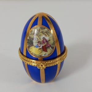 Collectable vintage French porcelain pill box / Trinket box / French décor