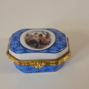 P## Collectable vintage French porcelain pill box / Trinket box / French décor