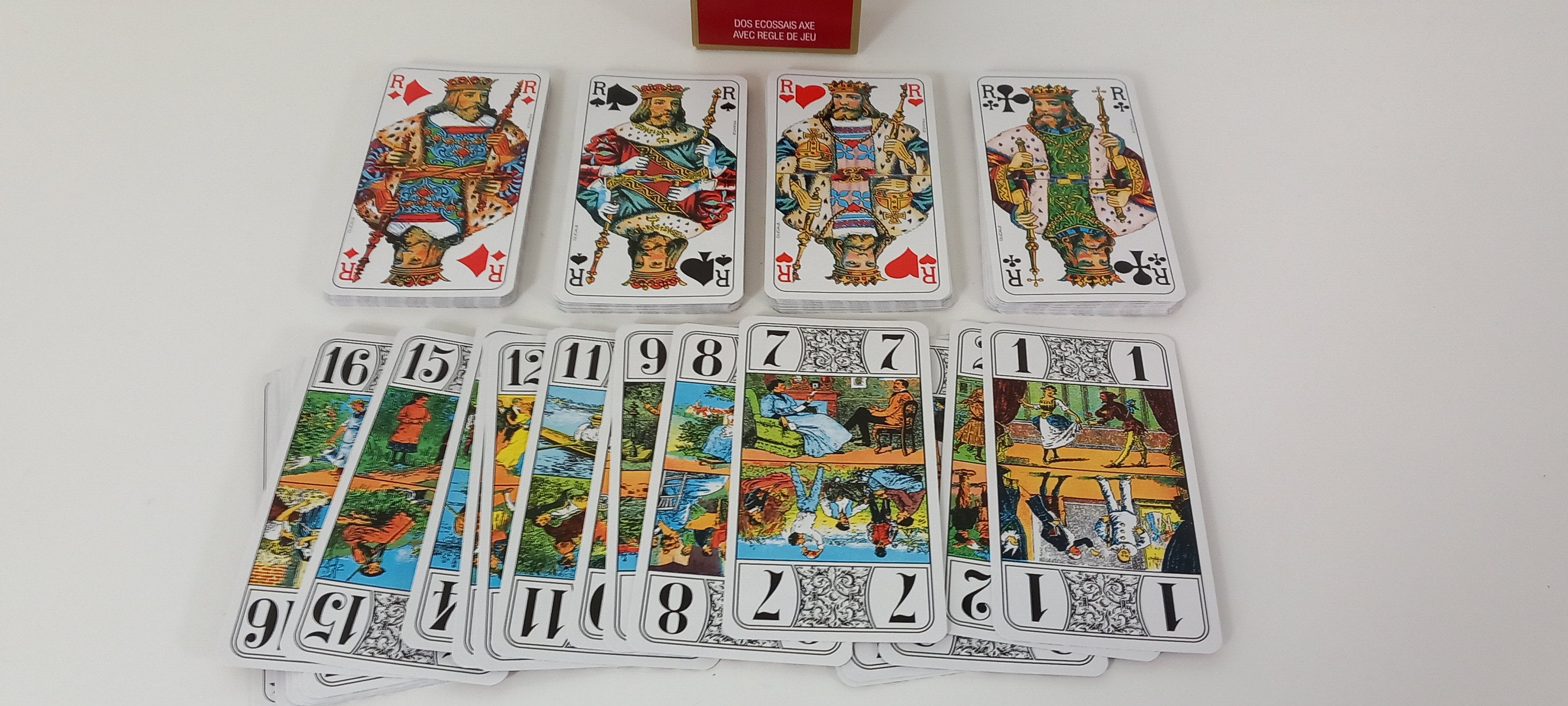 ヴィンテージのフランスのタロットカードとトランプの完全な