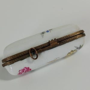 P## Collectable vintage French porcelain hand made Trinket / pill box