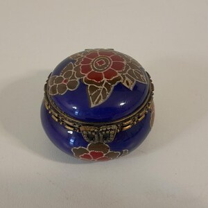 p## Collectable vintage French shaped porcelain pill box / trinket box / ornament