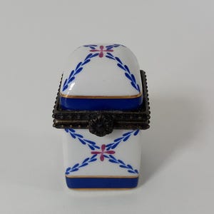 P## Collectable vintage French porcelain pill box / Trinket box / French décor