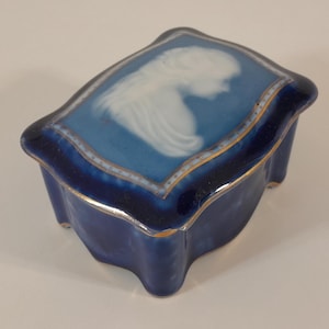 collectable vintage French Limoges porcelain lidded trinket box / jewellery box