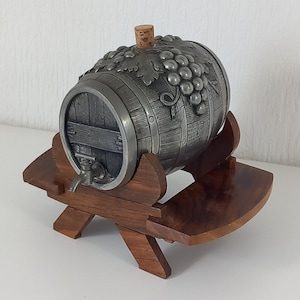 Sammlerstück Vintage Französisch Zinn Barrel geformt Schnaps Karaffe und Ständer