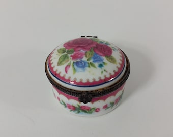 P## Collectable vintage French shaped pill box / trinket box / ornament