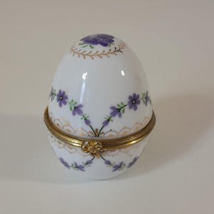 p## Collectable vintage French shaped pill box / trinket box / ornament