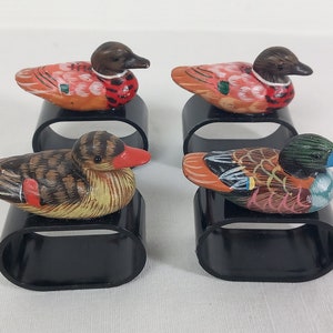 set di 4 anelli per tovaglioli/tovaglioli in legno e plastica dipinti a mano in stile francese vintage, raffiguranti anatre