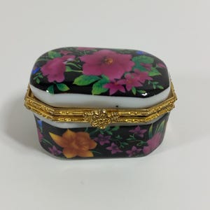P## Collectable vintage French shaped pill box / trinket box / ornament