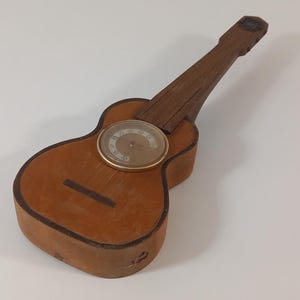 Vintage französisches handgemachtes hölzernes Wand montierbares Gitarren geformtes Thermometer
