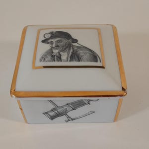 collectable vintage French Limoges porcelain lidded trinket box / jewellery box