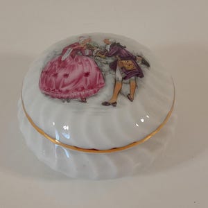 collectable vintage French Limoges porcelain lidded trinket box / jewellery box