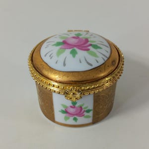P## Collectable vintage French porcelain pill box / Trinket box / French décor