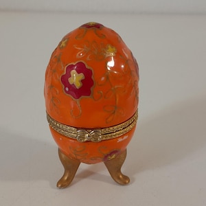 P## Collectable vintage French porcelain pill box / Trinket box / French décor