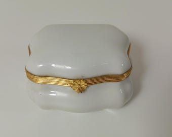 Collectable vintage French Limoges porcelain unstamped trinket box / pill box