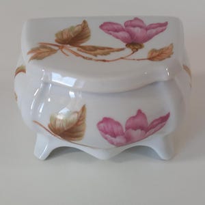 vintage French Limoges porcelain lidded trinket box / jewellery box