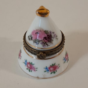 P## Collectable vintage French porcelain pill box / Trinket box / French décor