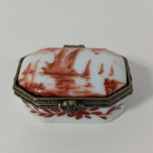 P## Collectable vintage French porcelain pill box / Trinket box / French décor