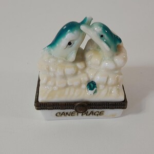 p## Collectable vintage French shaped pill box / trinket box / ornament