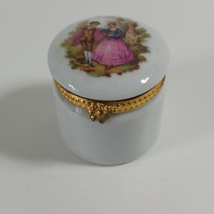 P## Collectable vintage French Limoges porcelain trinket box / pill box